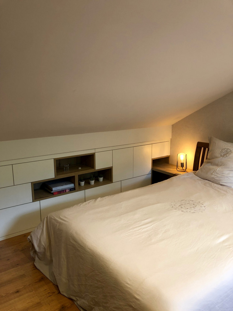На фото: гостевая спальня среднего размера, (комната для гостей) в современном стиле с зелеными стенами, темным паркетным полом и коричневым полом без камина