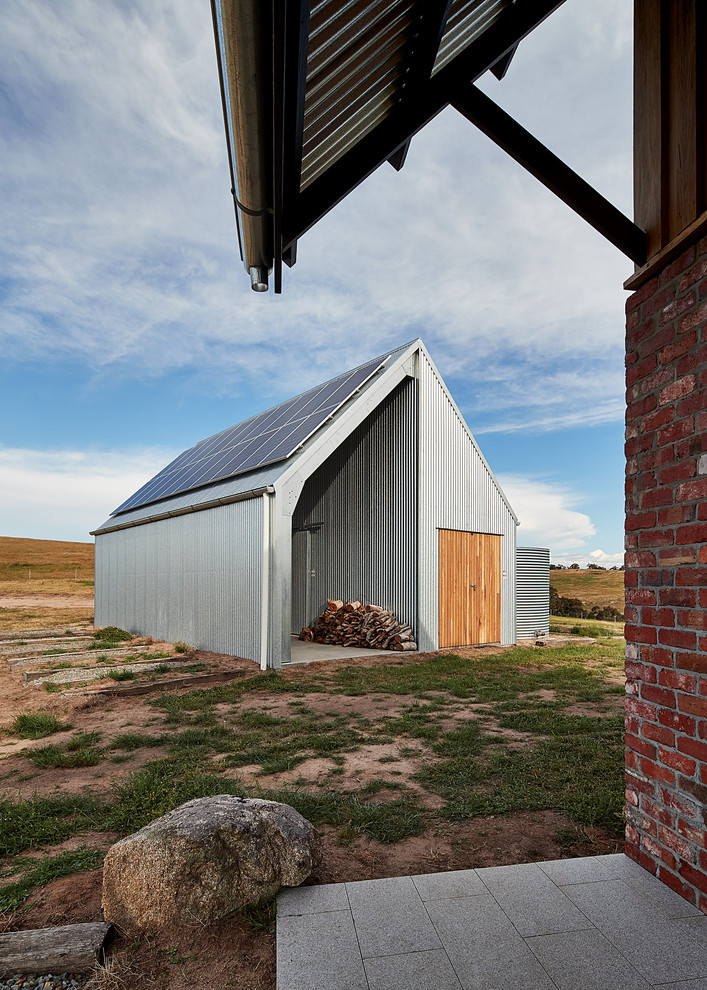 Design ideas for a small country detached barn in Melbourne.