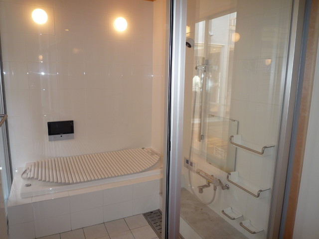 ロの字プランの家 contemporary-bathroom