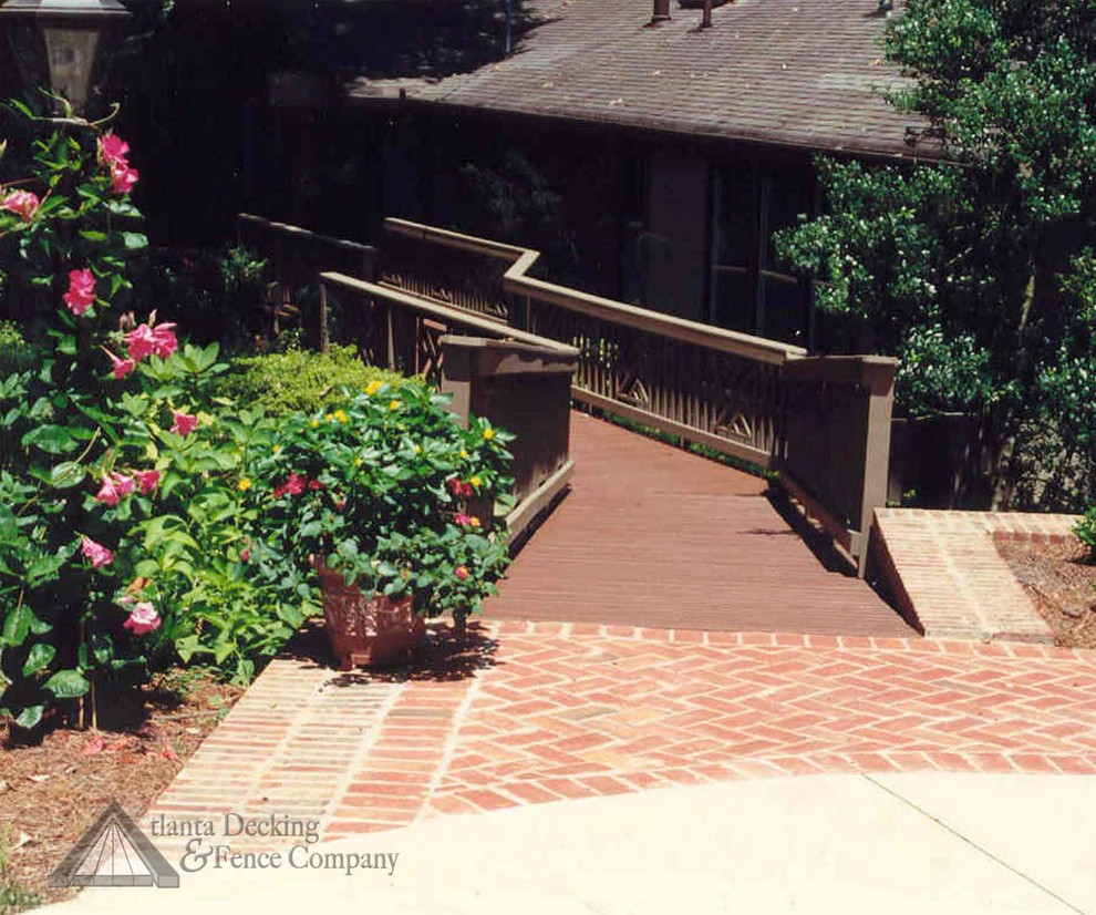 This is an example of a mid-sized traditional garden in Atlanta.