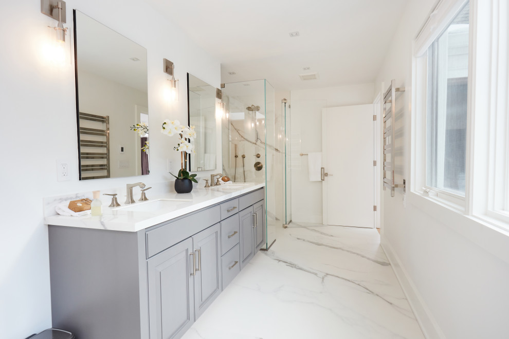 Источник вдохновения для домашнего уюта: большая ванная комната в стиле модернизм с фасадами с выступающей филенкой, серыми фасадами, душем без бортиков, унитазом-моноблоком, белой плиткой, белыми стенами, мраморным полом, врезной раковиной, мраморной столешницей, белым полом, душем с распашными дверями, тумбой под две раковины и встроенной тумбой