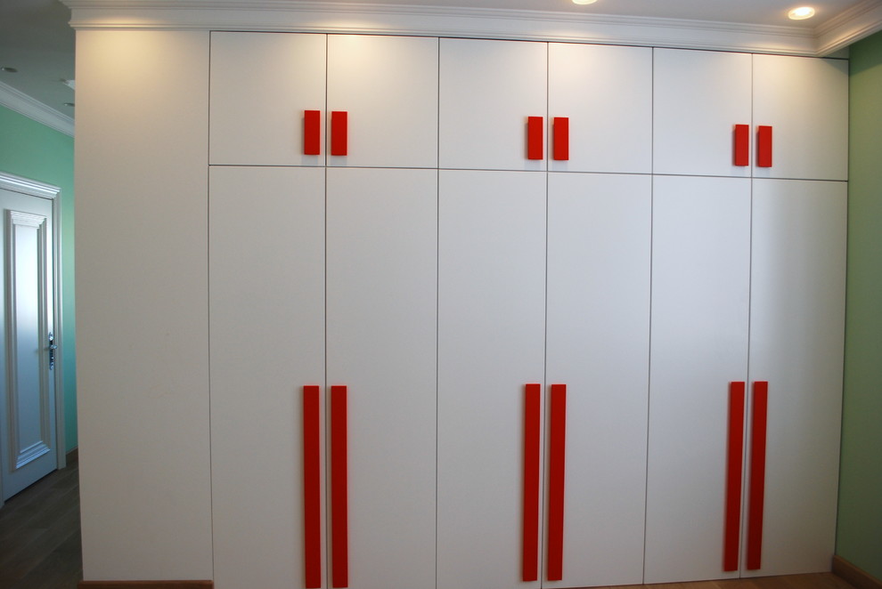 Встроенный шкаф с распашными дверями в детской