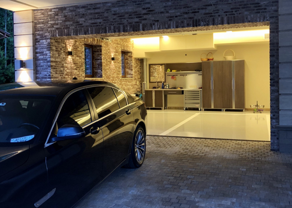 Источник вдохновения для домашнего уюта: большой пристроенный гараж с навесом для автомобилей для четырех и более машин
