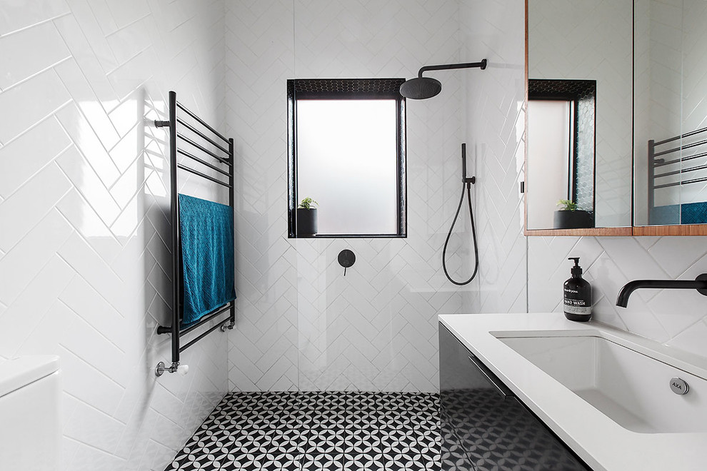 Design ideas for a contemporary 3/4 bathroom in Melbourne with flat-panel cabinets, black cabinets, a curbless shower, a one-piece toilet, white tile, porcelain tile, white walls, an undermount sink, an open shower and white benchtops.