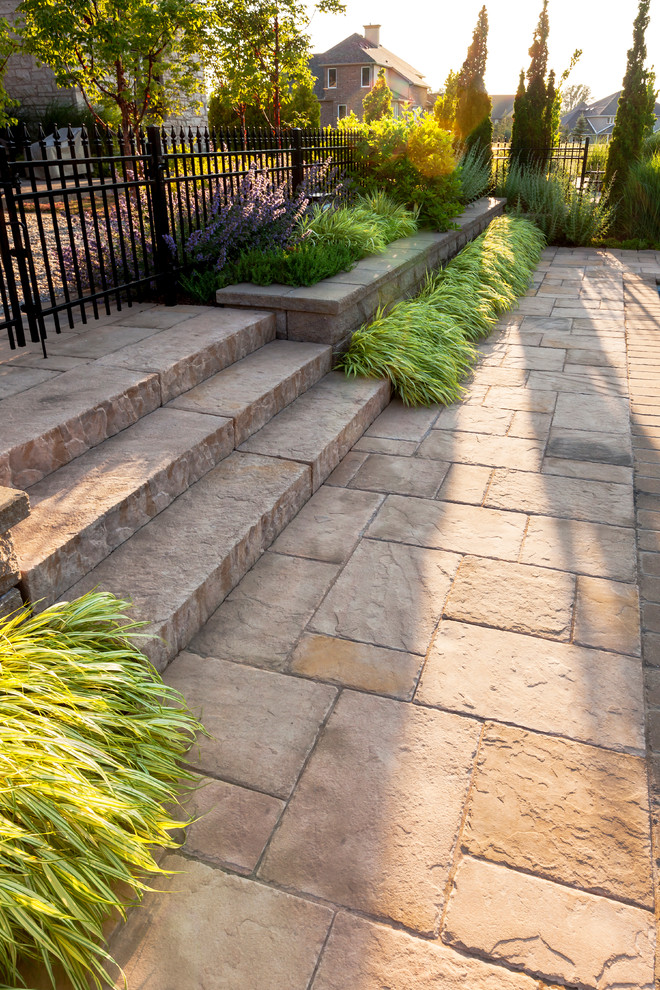 Design ideas for a mid-sized rustic backyard landscaping.