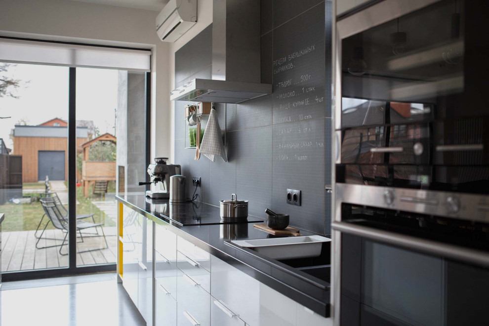 Вид со стороны кухни на участок