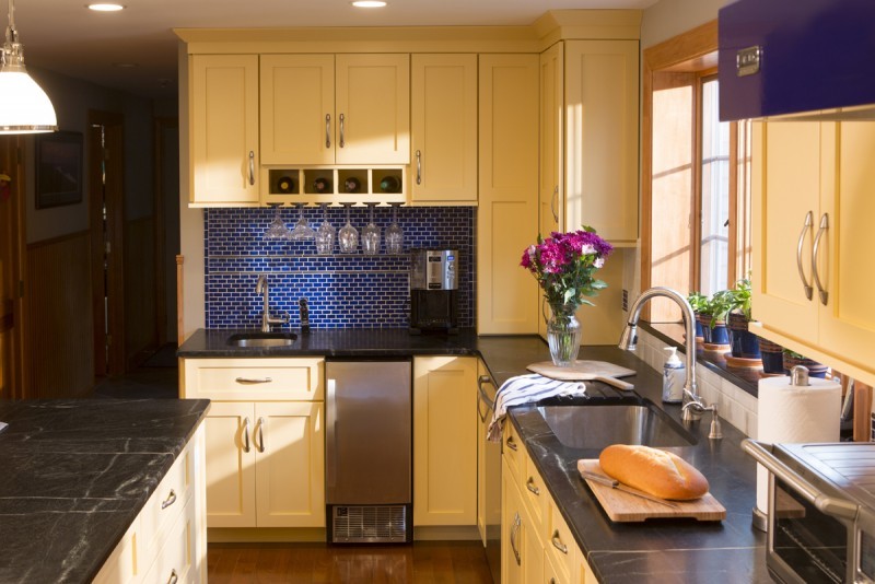 Example of a mid-sized transitional kitchen design