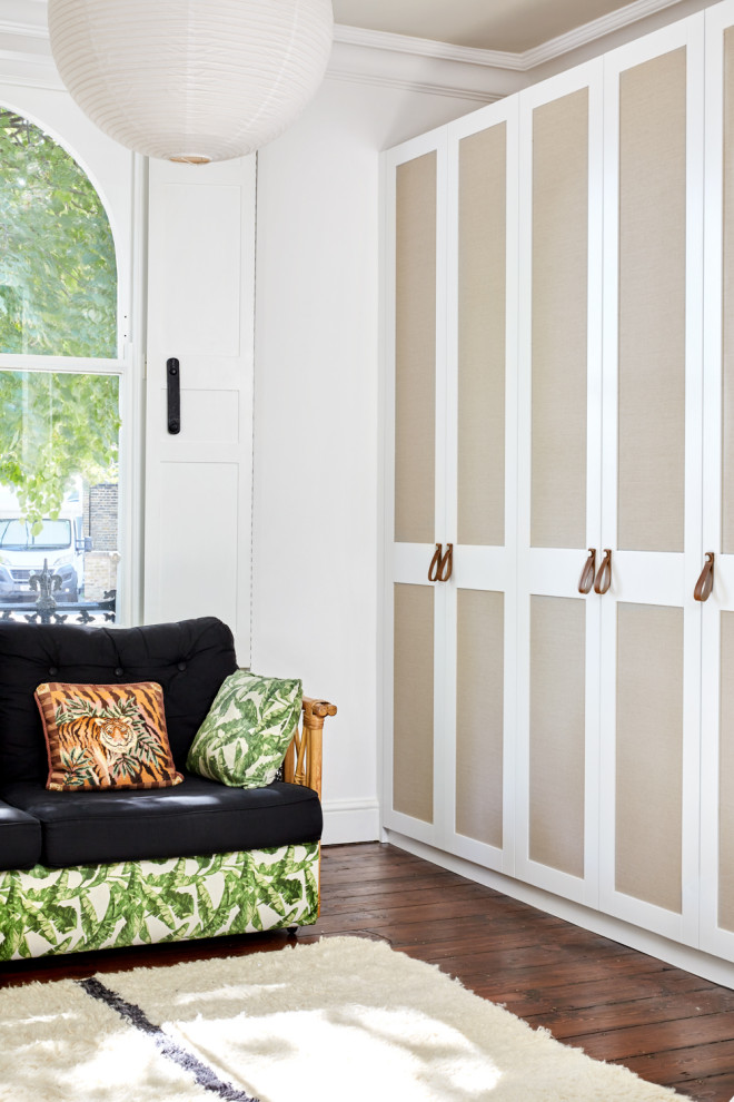 Exemple d'une grande chambre parentale tendance avec un mur blanc, parquet foncé, une cheminée standard, un manteau de cheminée en pierre, un sol marron, un plafond en papier peint et du papier peint.