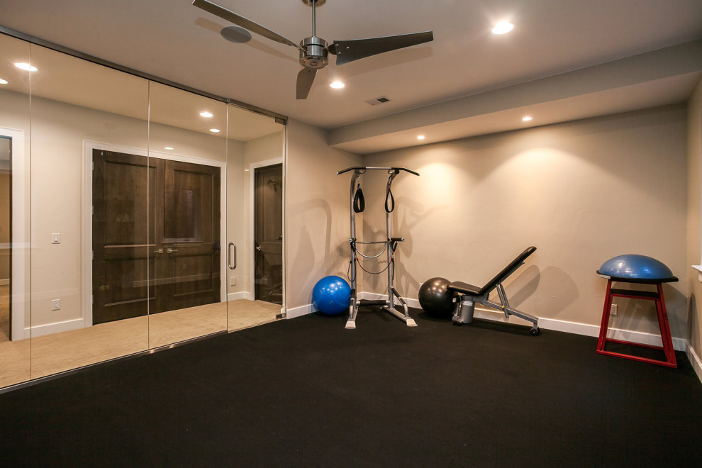 Multifunktionaler, Mittelgroßer Klassischer Fitnessraum mit beiger Wandfarbe und Teppichboden in Miami