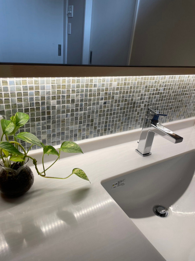 他の地域にあるおしゃれなトイレ・洗面所の写真