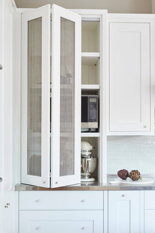 Inspiration for a mid-sized traditional l-shaped eat-in kitchen in Sydney with a double-bowl sink, shaker cabinets, white cabinets, marble benchtops, grey splashback, ceramic splashback, stainless steel appliances, medium hardwood floors and with island.