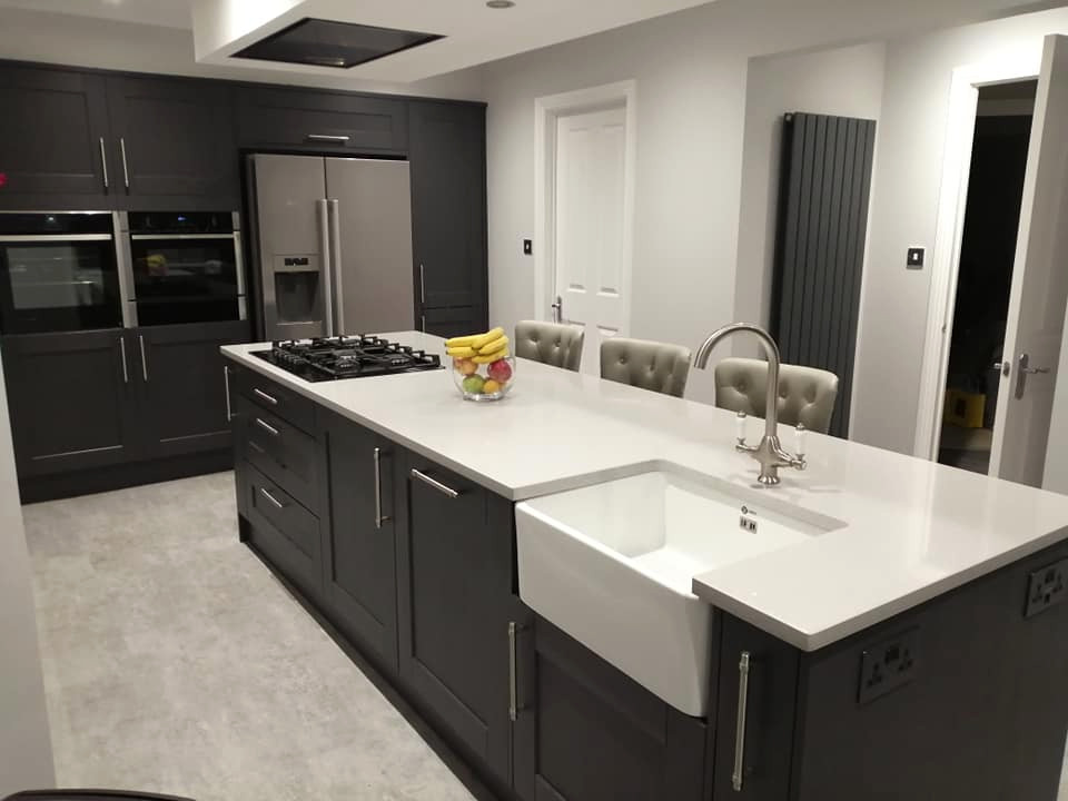 Exempel på ett mellanstort modernt grå grått kök och matrum, med en rustik diskho, skåp i shakerstil, grå skåp, bänkskiva i koppar, svarta vitvaror, vinylgolv, en köksö och grått golv