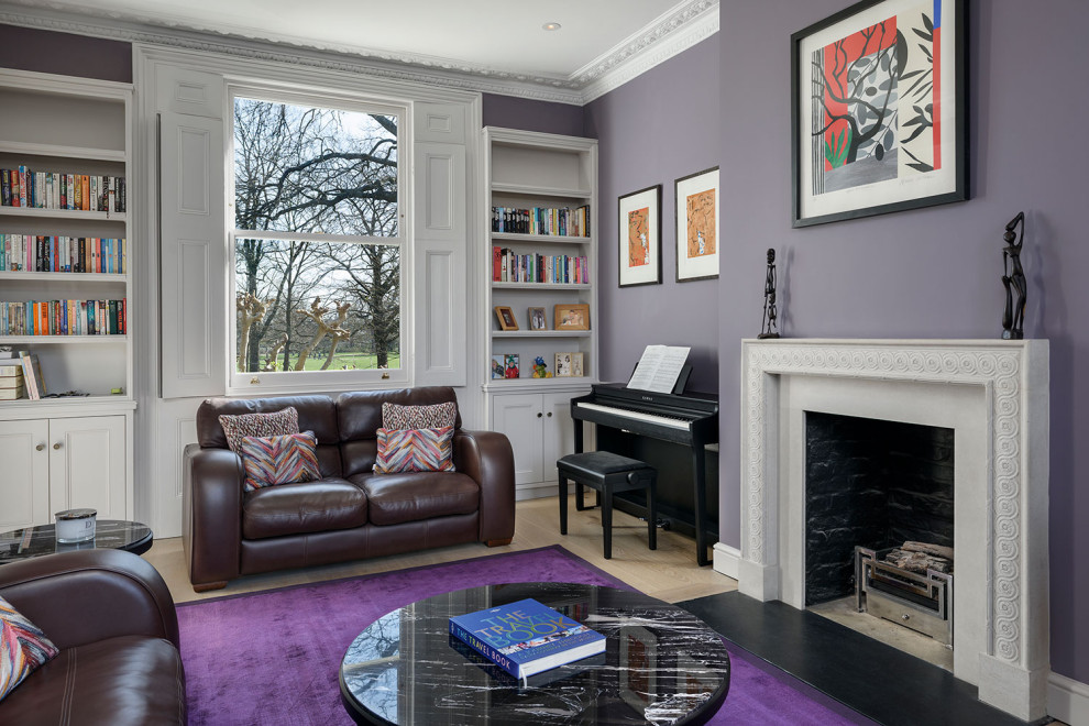 Inspiration pour un salon design de taille moyenne et fermé avec une salle de réception, un mur violet, parquet clair, une cheminée standard, un manteau de cheminée en pierre et un sol beige.