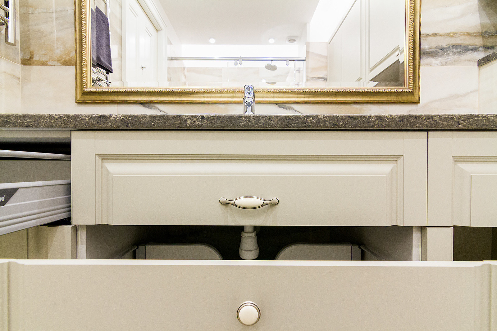 Мебель в ванную  комнату в светлых тонах.