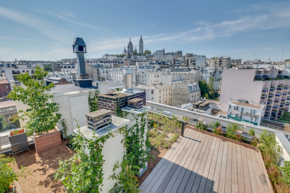 Idée de décoration pour un jardin champêtre de taille moyenne et au printemps avec une exposition ensoleillée, une terrasse en bois et une clôture en bois.