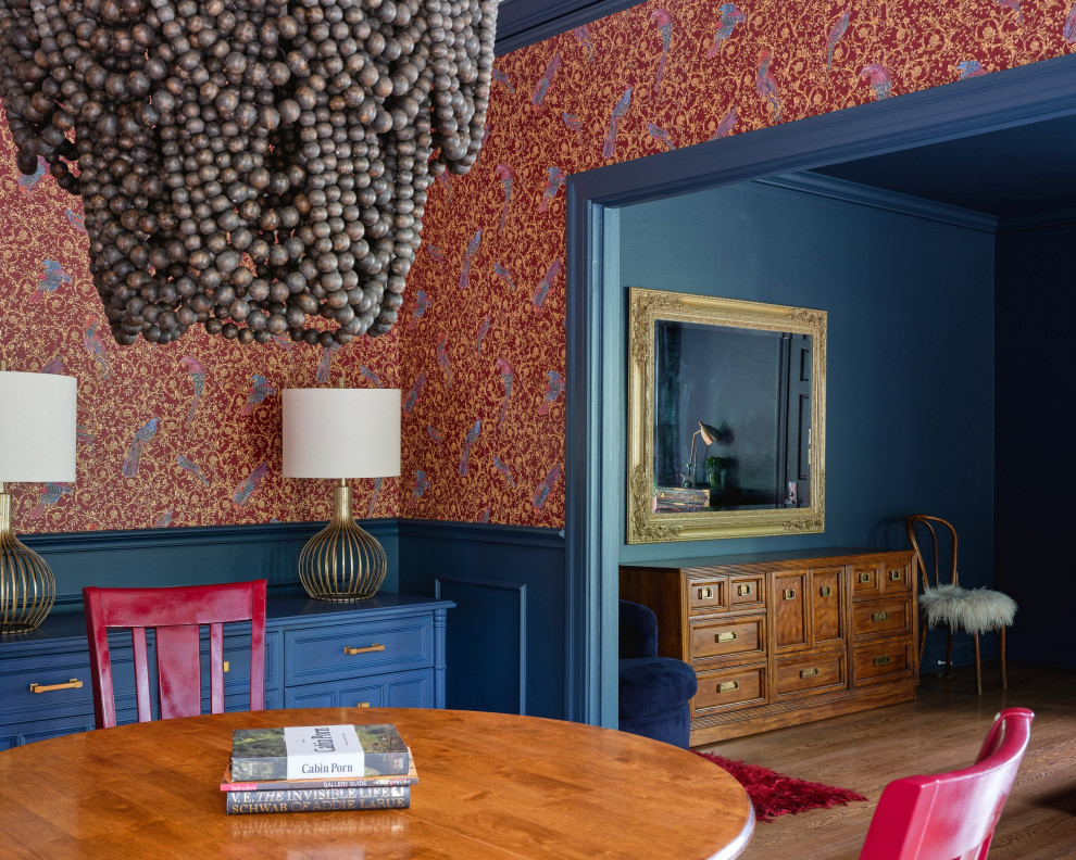 オースティンにあるコンテンポラリースタイルのおしゃれなダイニングキッチン (青い壁、無垢フローリング、標準型暖炉、石材の暖炉まわり、折り上げ天井、羽目板の壁、茶色い床) の写真