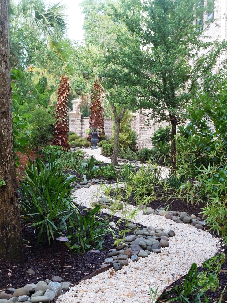 Design ideas for a contemporary side yard garden for summer in Charleston with gravel.