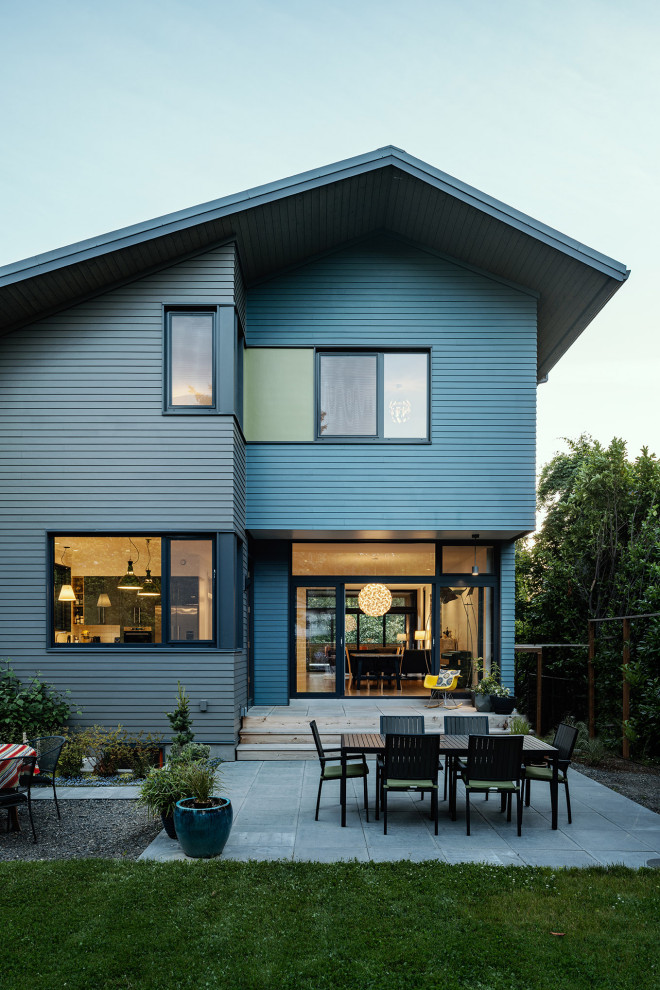Mittelgroßes, Dreistöckiges Modernes Einfamilienhaus mit blauer Fassadenfarbe und Verschalung in Portland
