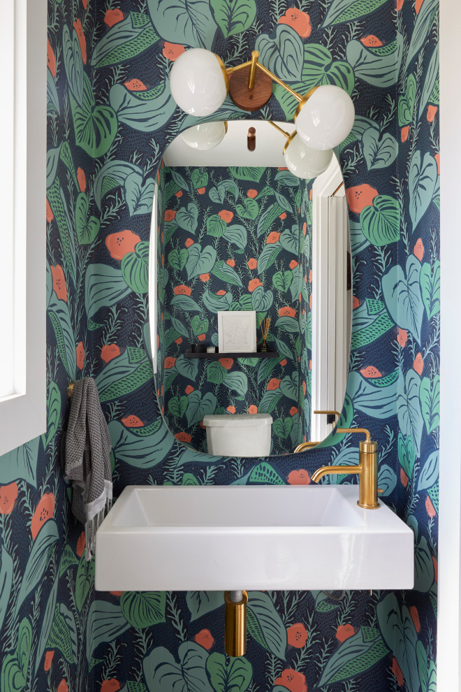 На фото: маленький туалет в стиле ретро с подвесной раковиной, обоями на стенах и разноцветными стенами для на участке и в саду с