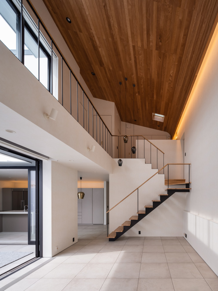 Стильный дизайн: большая открытая гостиная комната в современном стиле с белыми стенами, полом из керамической плитки, бежевым полом, деревянным потолком и обоями на стенах - последний тренд