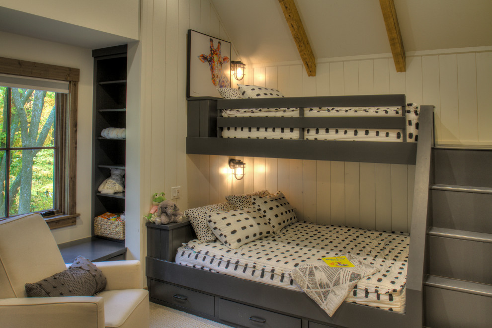 Ispirazione per una camera degli ospiti tradizionale di medie dimensioni con pareti bianche, moquette, pavimento bianco, soffitto a volta e pareti in legno