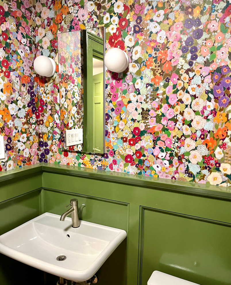 Kleine Stilmix Gästetoilette mit Toilette mit Aufsatzspülkasten, hellem Holzboden, Wandwaschbecken und braunem Boden in New York