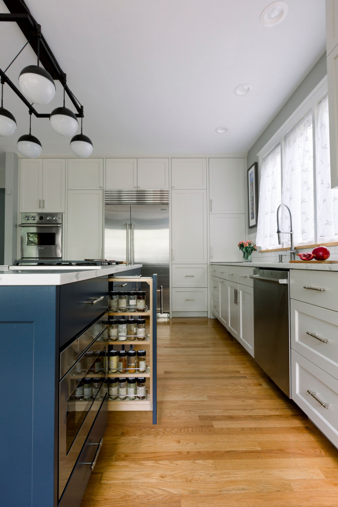 Transitional kitchen photo in Chicago