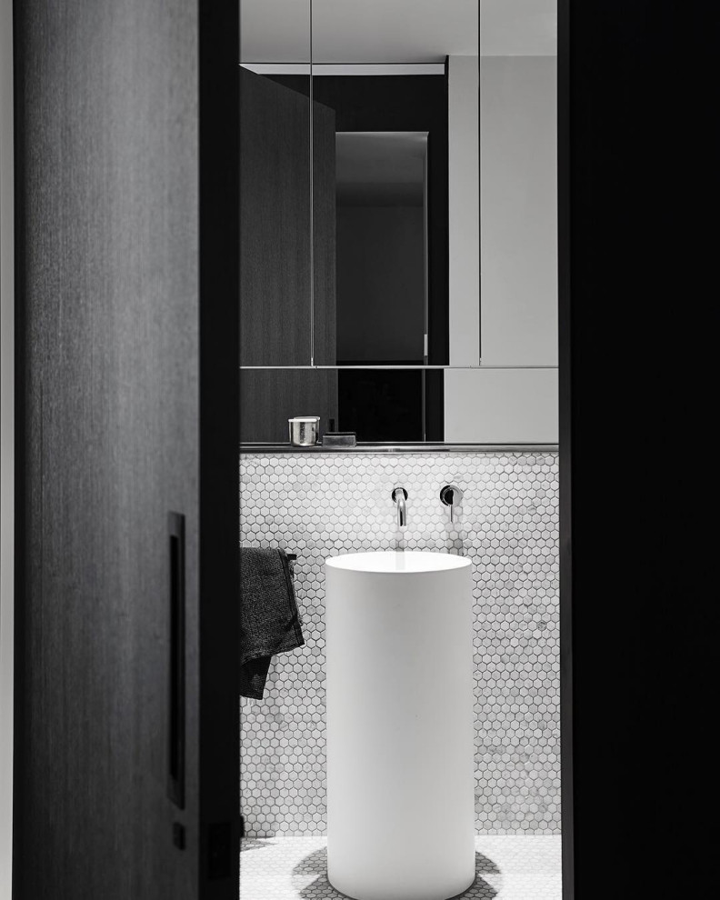 メルボルンにあるコンテンポラリースタイルのおしゃれな浴室 (モザイクタイル、モザイクタイル、ペデスタルシンク、洗面台1つ) の写真