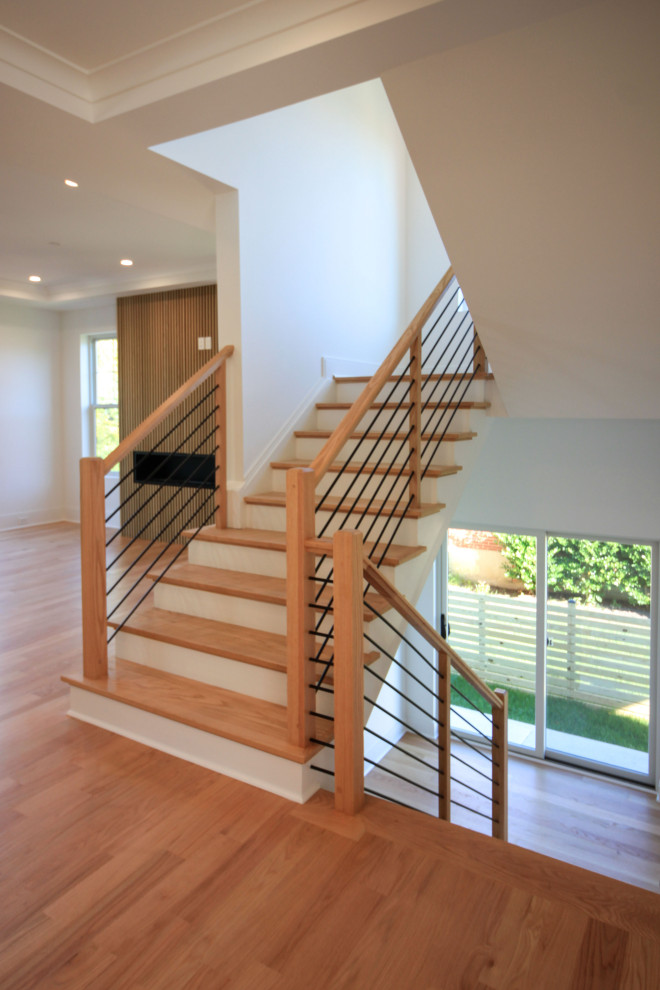 Ejemplo de escalera suspendida contemporánea de tamaño medio con escalones de madera, contrahuellas de madera pintada, barandilla de varios materiales y machihembrado