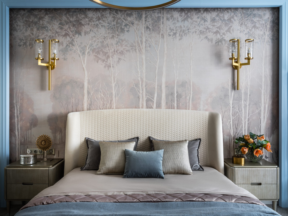 Imagen de dormitorio principal actual grande con paredes beige, suelo de madera clara y suelo beige