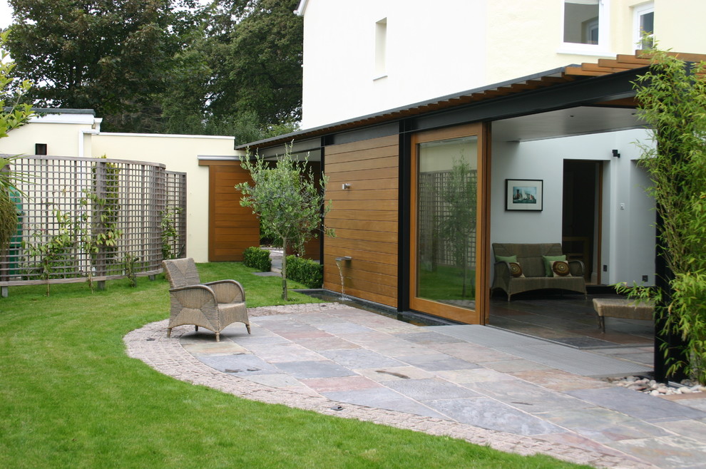 Inspiration for a contemporary patio in Channel Islands.
