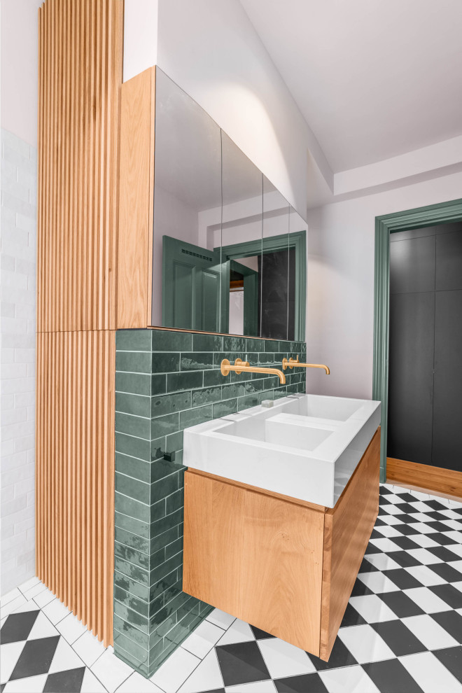 Großes Modernes Badezimmer En Suite mit hellen Holzschränken, Wandtoilette, grünen Fliesen, weißer Wandfarbe, Quarzwerkstein-Waschtisch, weißer Waschtischplatte, Doppelwaschbecken und schwebendem Waschtisch in Berlin