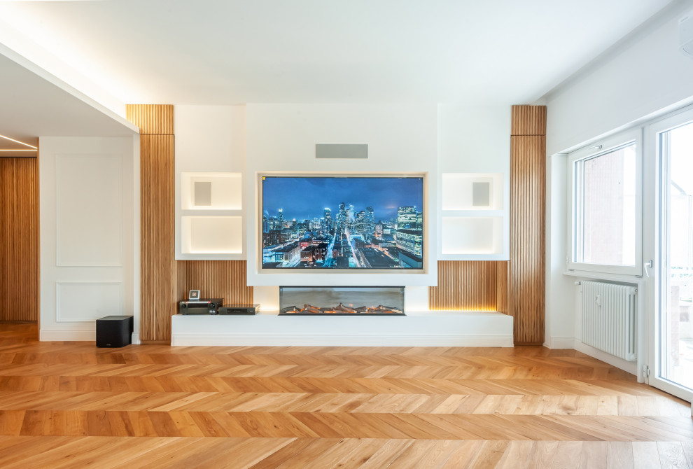 Modelo de salón moderno grande con suelo de madera clara, chimenea lineal, pared multimedia y boiserie
