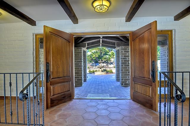 Design ideas for a traditional entryway in San Diego.