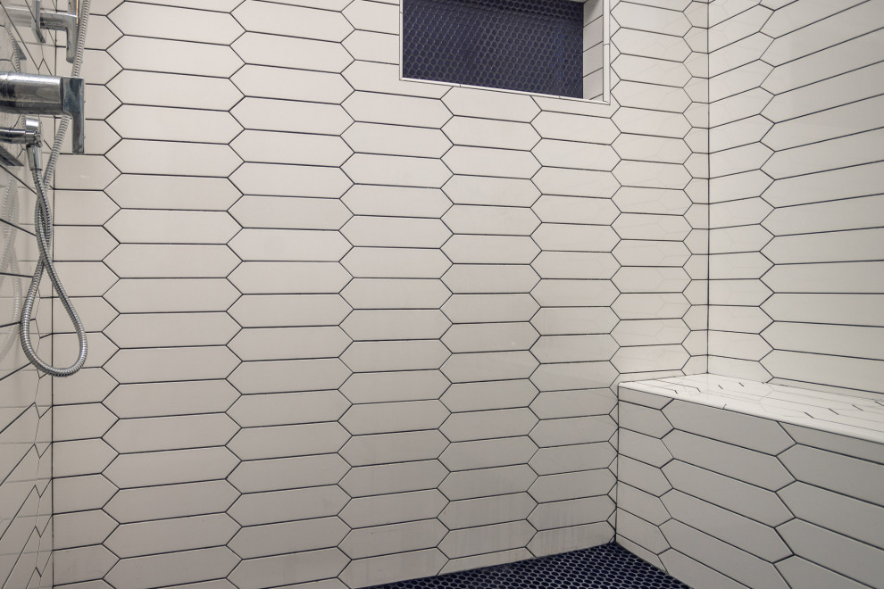 Idéer för att renovera ett mellanstort funkis grå grått en-suite badrum, med skåp i shakerstil, blå skåp, en hörndusch, vit kakel, porslinskakel, blå väggar, klinkergolv i porslin, ett undermonterad handfat, bänkskiva i kvarts, vitt golv och dusch med gångjärnsdörr