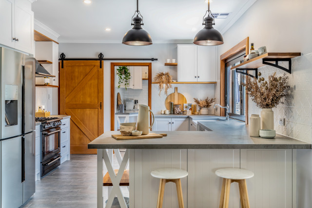 Modern Farmhouse Kitchen with Blackwood Timber Features landstil-koekken
