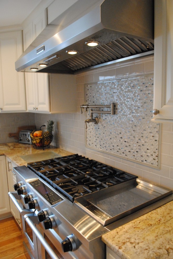 Kitchen - transitional kitchen idea in DC Metro
