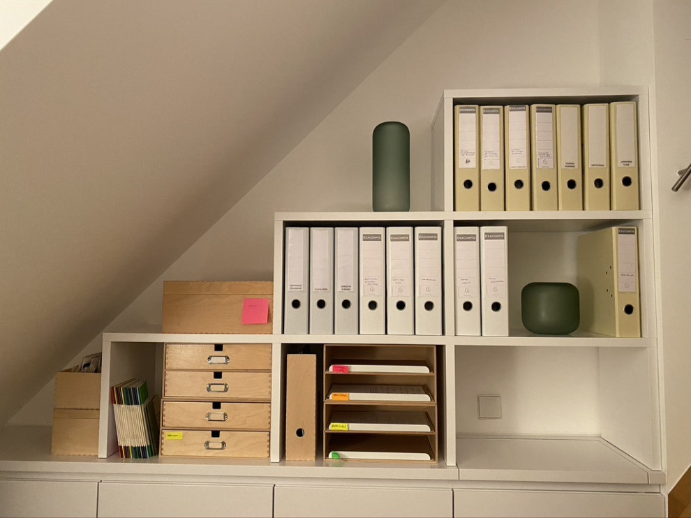 ミュンヘンにある低価格の小さなコンテンポラリースタイルのおしゃれな書斎 (白い壁、淡色無垢フローリング、自立型机、茶色い床) の写真