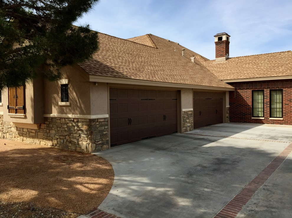 Example of a mid-sized mountain style one-story mixed siding beige home design design in Austin