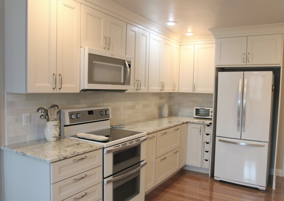 Eat-in kitchen - mid-sized eat-in kitchen idea with white backsplash and ceramic backsplash