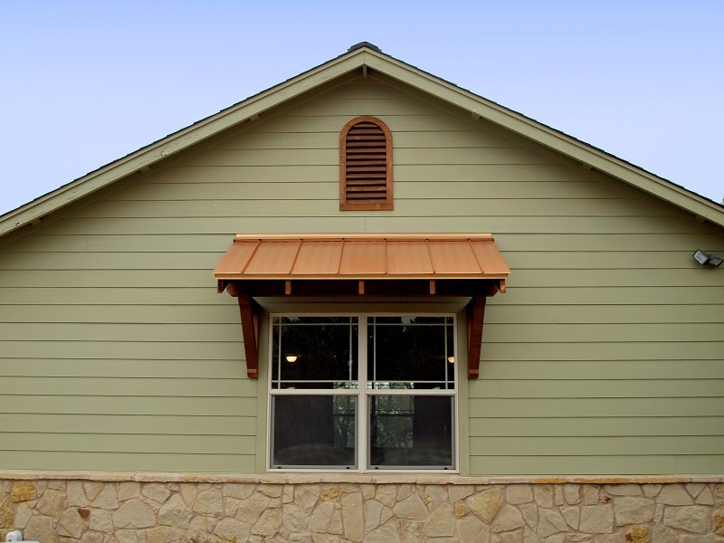 Inspiration for a mid-sized arts and crafts one-storey green exterior in Austin with wood siding and a gambrel roof.