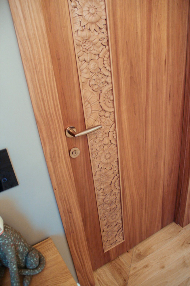 Двери с резьбой в спальню