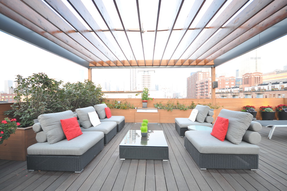 Photo of a contemporary deck in Chicago.