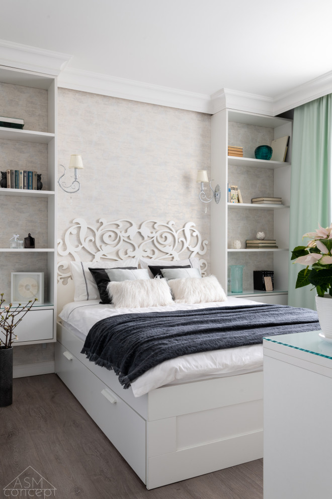 На фото: маленькая хозяйская спальня в стиле неоклассика (современная классика) с серыми стенами и полом из ламината для на участке и в саду с