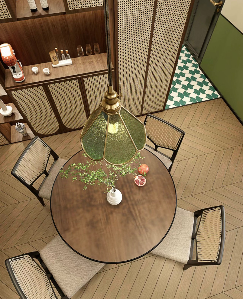 Esempio di una piccola sala da pranzo aperta verso la cucina etnica con pareti verdi, pavimento in compensato e pavimento giallo