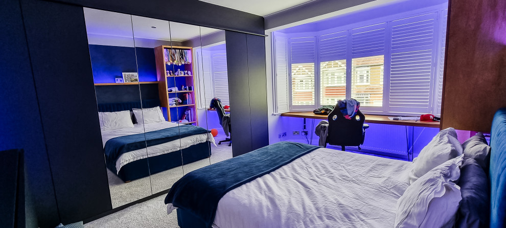 Exempel på ett mellanstort modernt barnrum kombinerat med sovrum, med blå väggar, heltäckningsmatta och grått golv