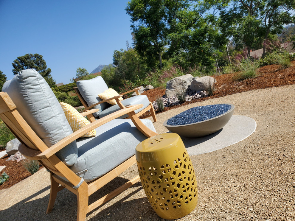 Immagine di un giardino eclettico esposto in pieno sole di medie dimensioni e dietro casa in estate con pavimentazioni in pietra naturale