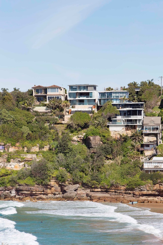 Design ideas for a large beach style home design in Sydney.