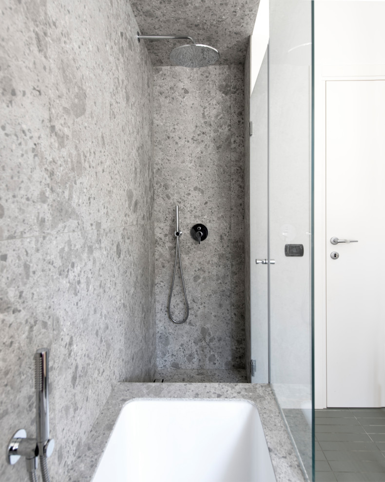 Modern inredning av ett mellanstort en-suite badrum, med släta luckor, skåp i ljust trä, ett undermonterat badkar, våtrum, en vägghängd toalettstol, grön kakel, stickkakel, vita väggar, klinkergolv i keramik, ett fristående handfat, träbänkskiva, grönt golv och dusch med gångjärnsdörr