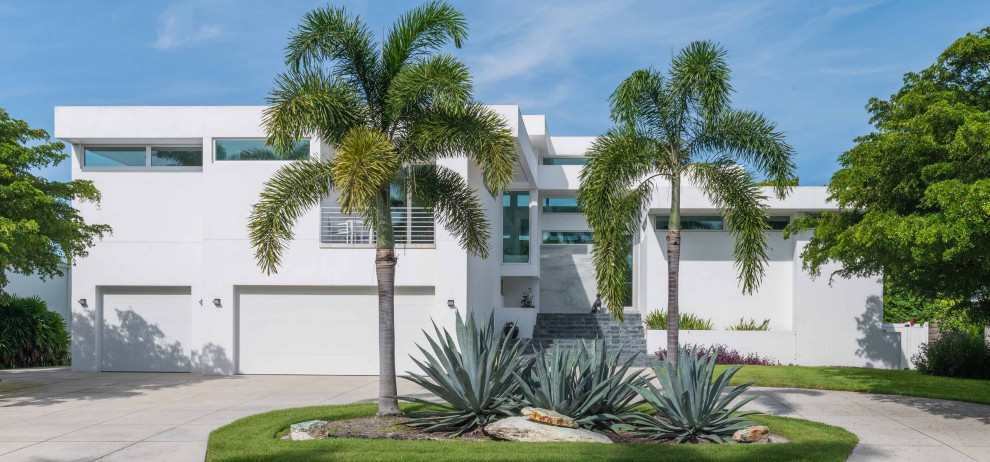 Großes, Zweistöckiges Modernes Einfamilienhaus mit weißer Fassadenfarbe, weißem Dach und Flachdach in Tampa